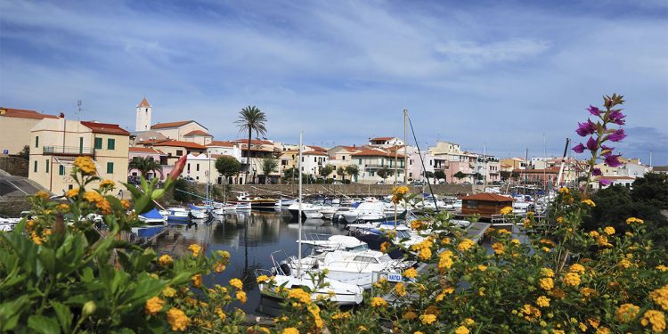 Il porto di Stintino. ? Depositphotos