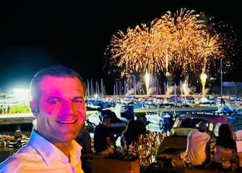Raimondo Cacciotto guarda i fuochi d’artificio dal Porto di Alghero