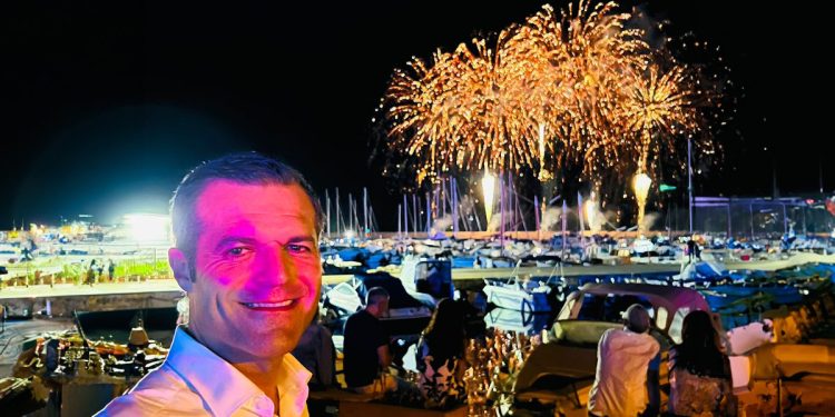 Raimondo Cacciotto guarda i fuochi d’artificio dal Porto di Alghero