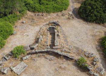 Tomba dei giganti e nuraghe Iloi a Sedilo. ? Depositphotos