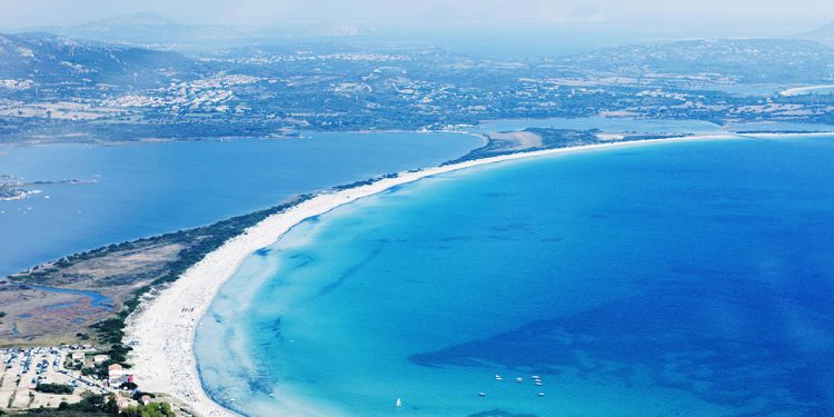 Veduta panoramica della costa di San Teodoro. 📷 Depositphotos
