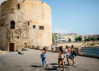 Turisti in giro per Alghero. ? Depositphotos