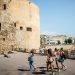 Turisti in giro per Alghero. ? Depositphotos