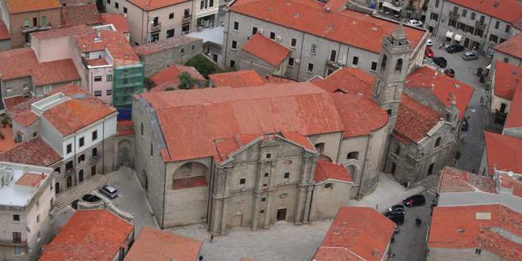 Veduta aerea della Cattedrale di San Pietro Apostolo a Tempio Pausania