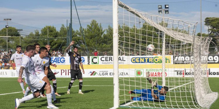 Alghero Calcio, l'azione del gol di Gamarra contro l'Ossese