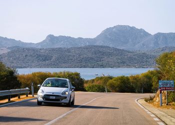 Auto in viaggio a Porto Cervo in Costa Smeralda. ? Depositphotos
