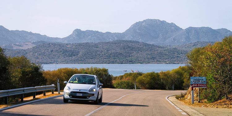 Auto in viaggio a Porto Cervo in Costa Smeralda. ? Depositphotos