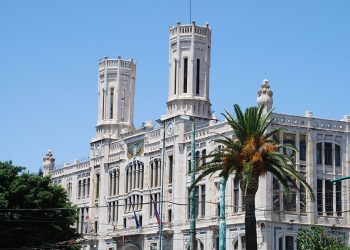 Il Palazzo Civico o Palazzo Bacaredda a Cagliari. ©Depositphotos