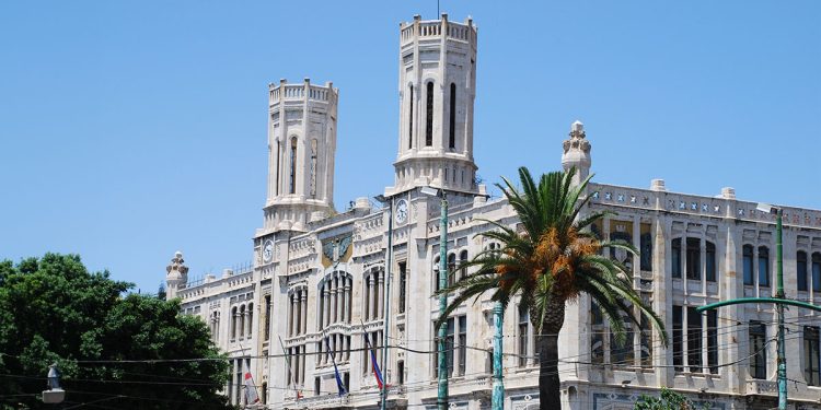 Il Palazzo Civico o Palazzo Bacaredda a Cagliari. ? Depositphotos