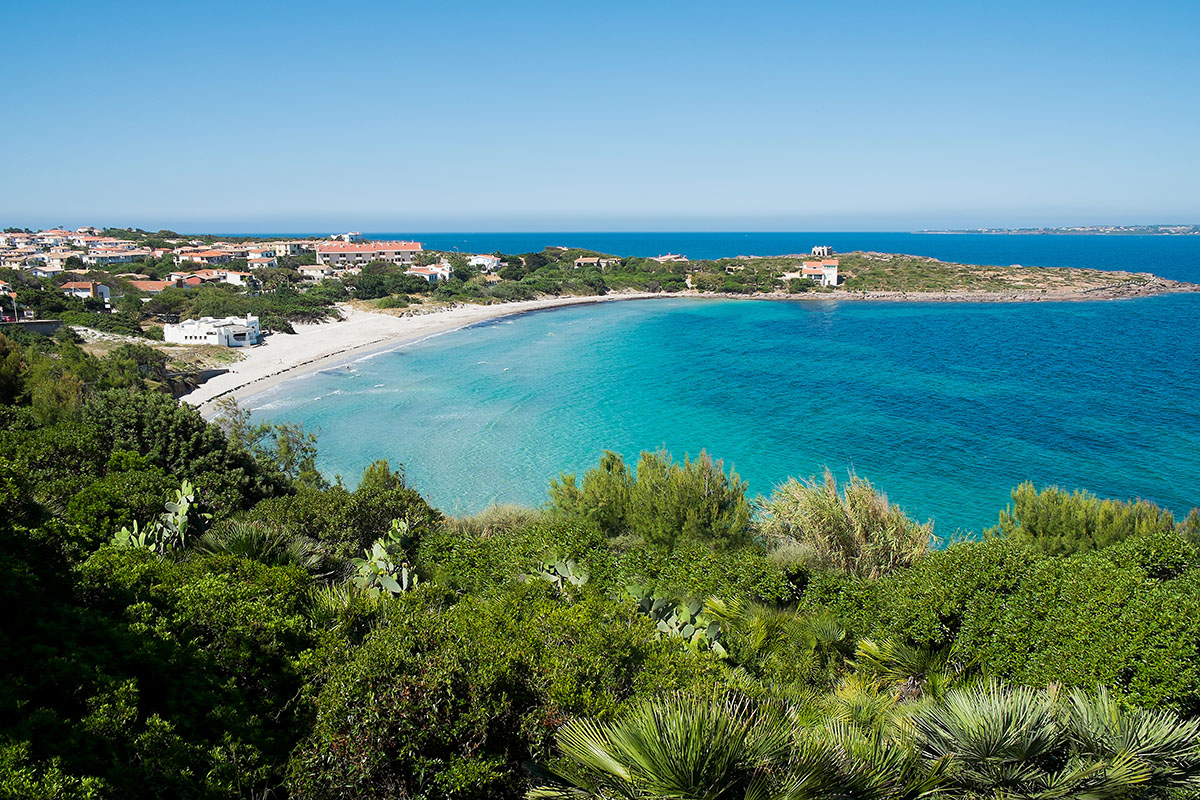 Spiaggia Sottotorre di Calasetta. 📷 Depositphotos