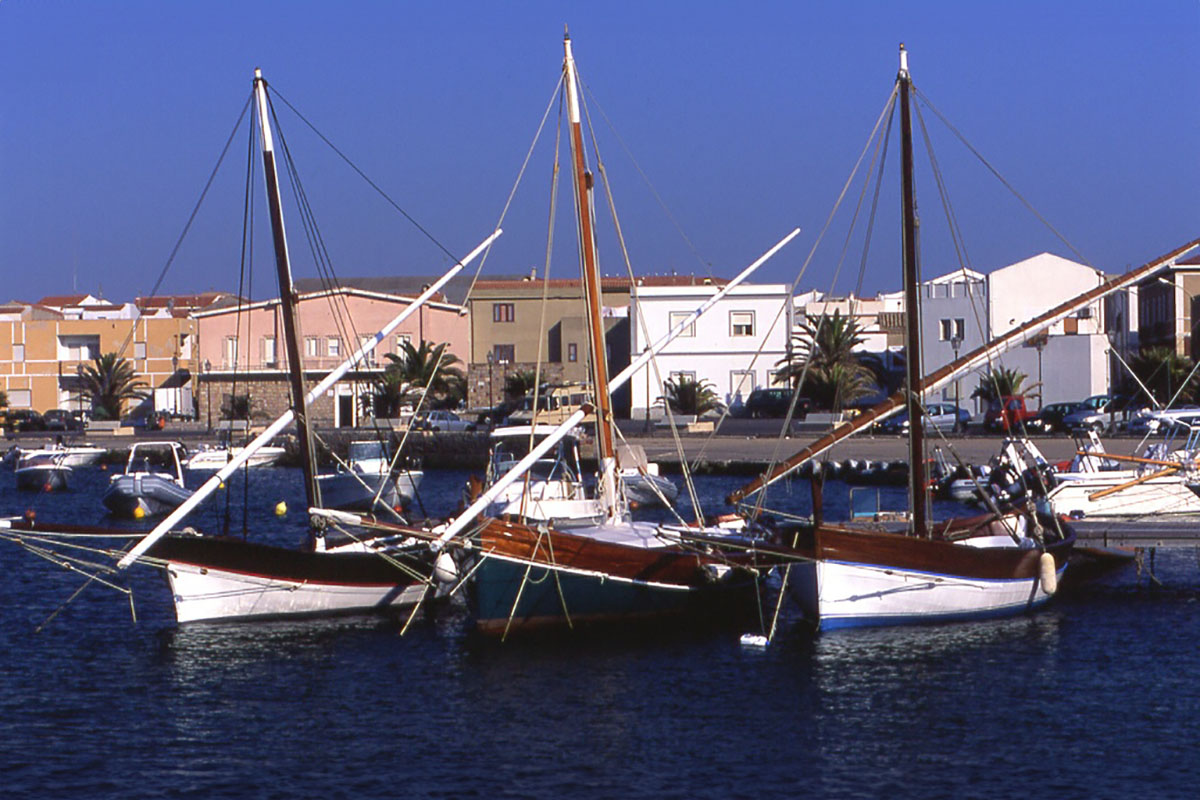 Barche a vela latina nel porto di Calasetta. 📷 Sardegna Digital Library