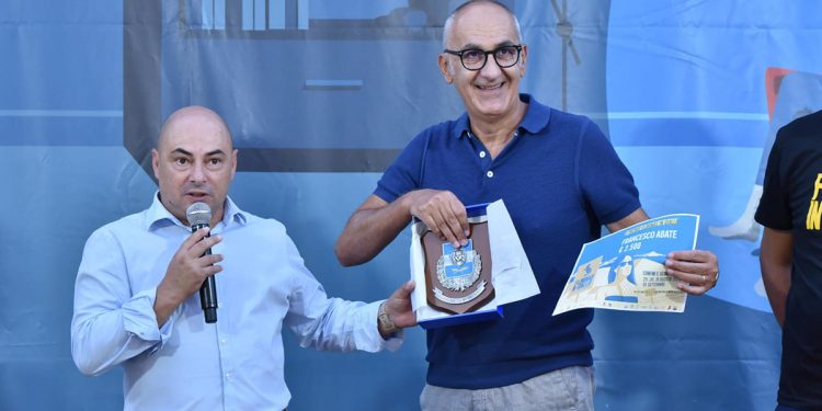 Il sindaco Enrico Lobino consegna l'assegno a Francesco Abate