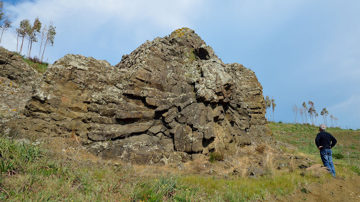 Su Corongiu de Fanari, un mega pillow (mega cuscino) di lava andesitica, in località Gutturu Forru in territorio di Masullas. ? S.Sernagiotto | PGSAS