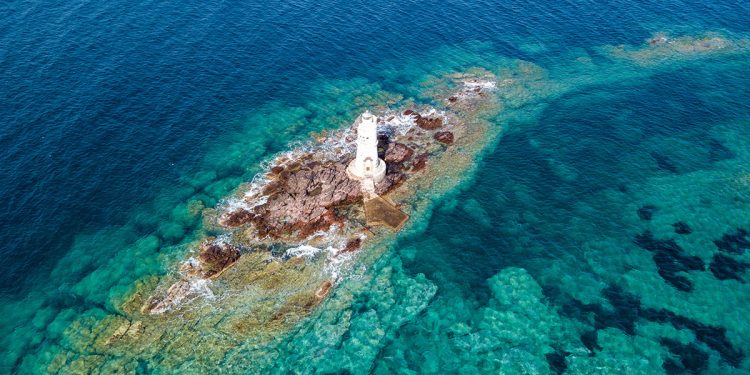 Il Faro di Mangiabarche a Calasetta. 📷 Depositphotos