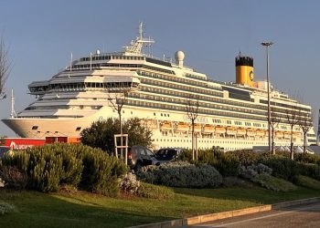 La Costa Pacifica attracca a Porto Torres