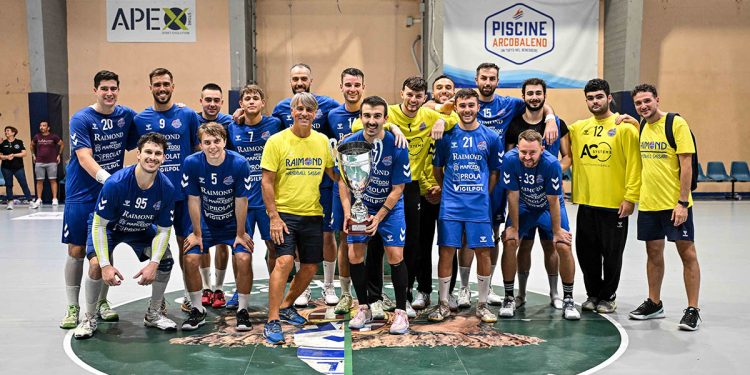 La Raimond Sassari festeggia la vittoria nel Summer Handball Trophy. 📷 Luigi Canu