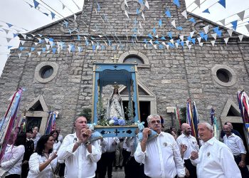 La Madonna di Luogosanto davanti alla Basilica di Nostra Signora di Locusantu