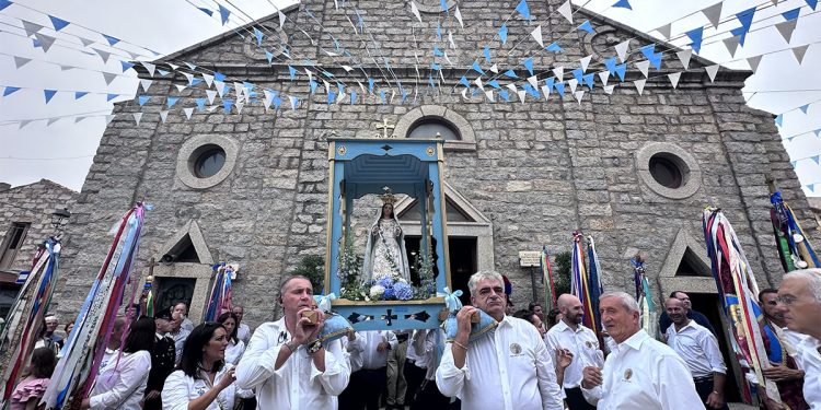 La Madonna di Luogosanto davanti alla Basilica di Nostra Signora di Locusantu