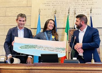 Marta Maggetti premiata a Cagliari per la storica medaglia d’oro olimpica nel windsurf