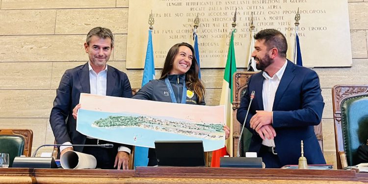 Marta Maggetti premiata a Cagliari per la storica medaglia d’oro olimpica nel windsurf