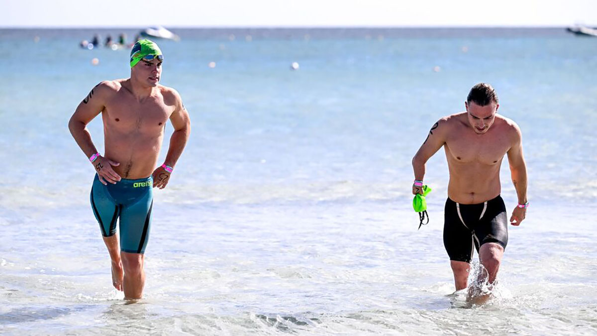 Nuotatori paralimpici e sullo sfondo La Cinta di San Teodoro