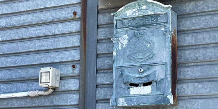 Una cassetta postale priva dei nominativi