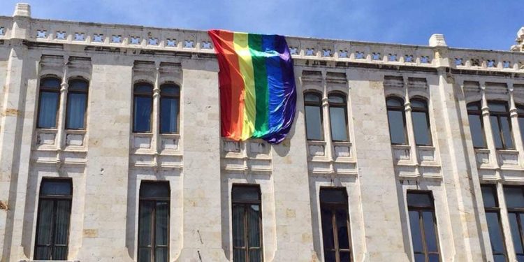 La bandiera arcobaleno sulla facciata del Il Palazzo Civico di Cagliari