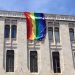 La bandiera arcobaleno sulla facciata del Il Palazzo Civico di Cagliari