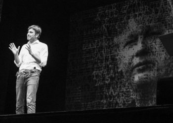 Alessandro Di Battista in "Assange / Colpirne uno per educarne cento"