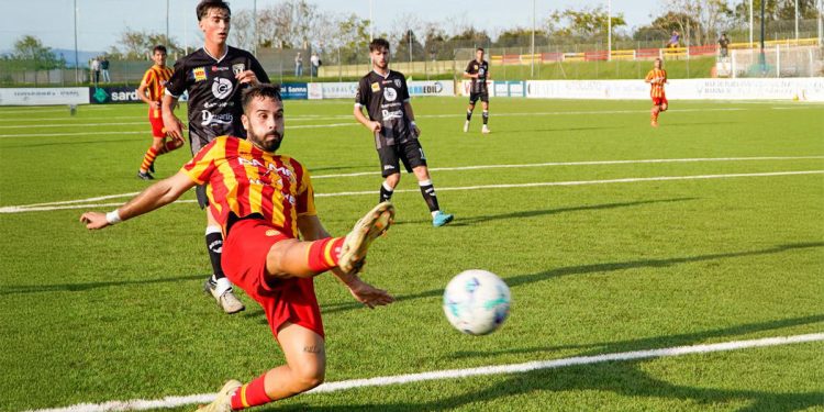 Mula dell’Alghero Calcio azione vs Ossese in Coppa