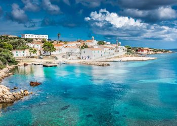Il borgo di Cala d'Oliva all'Asinara. ? Stefano Zaccaria | AdobeStock