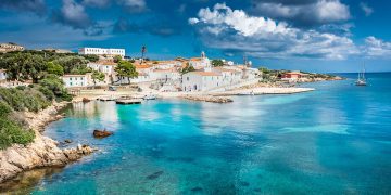 Il borgo di Cala d'Oliva all'Asinara. 📷 Stefano Zaccaria | AdobeStock