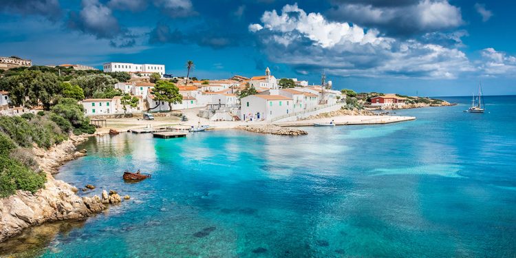 Il borgo di Cala d'Oliva all'Asinara. 📷 Stefano Zaccaria | AdobeStock