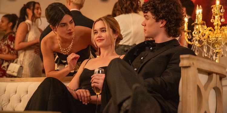 Cece Carroway (Sara Silva), Caroline Merteuil (Sarah Catherine Hook), Lucien Belmont (Zac Burgess) nella serie tv “Cruel Intentions”