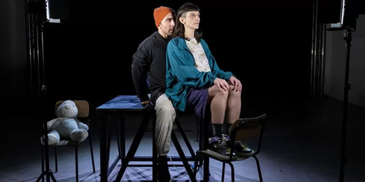 Danilo Giuva e Ermelinda Nasuto in "Con la Carabina", regia Licia Lanera