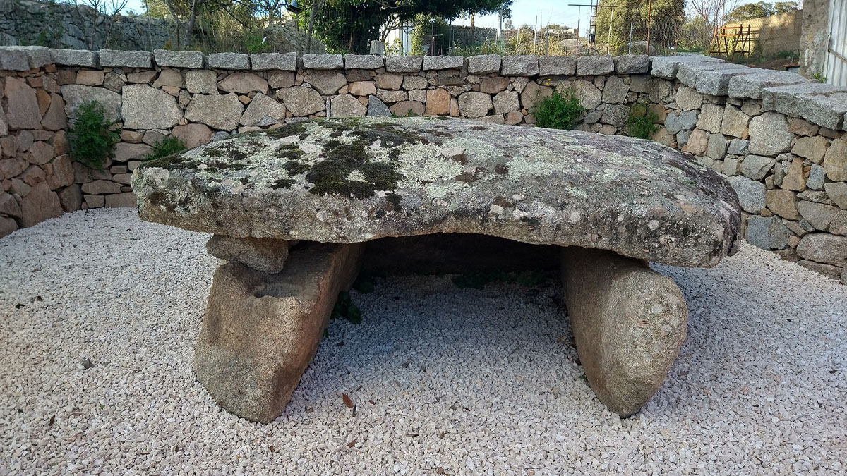 Dolmen Alzoledda a Luras. ? Andrea Mura | Nuragando Sardegna