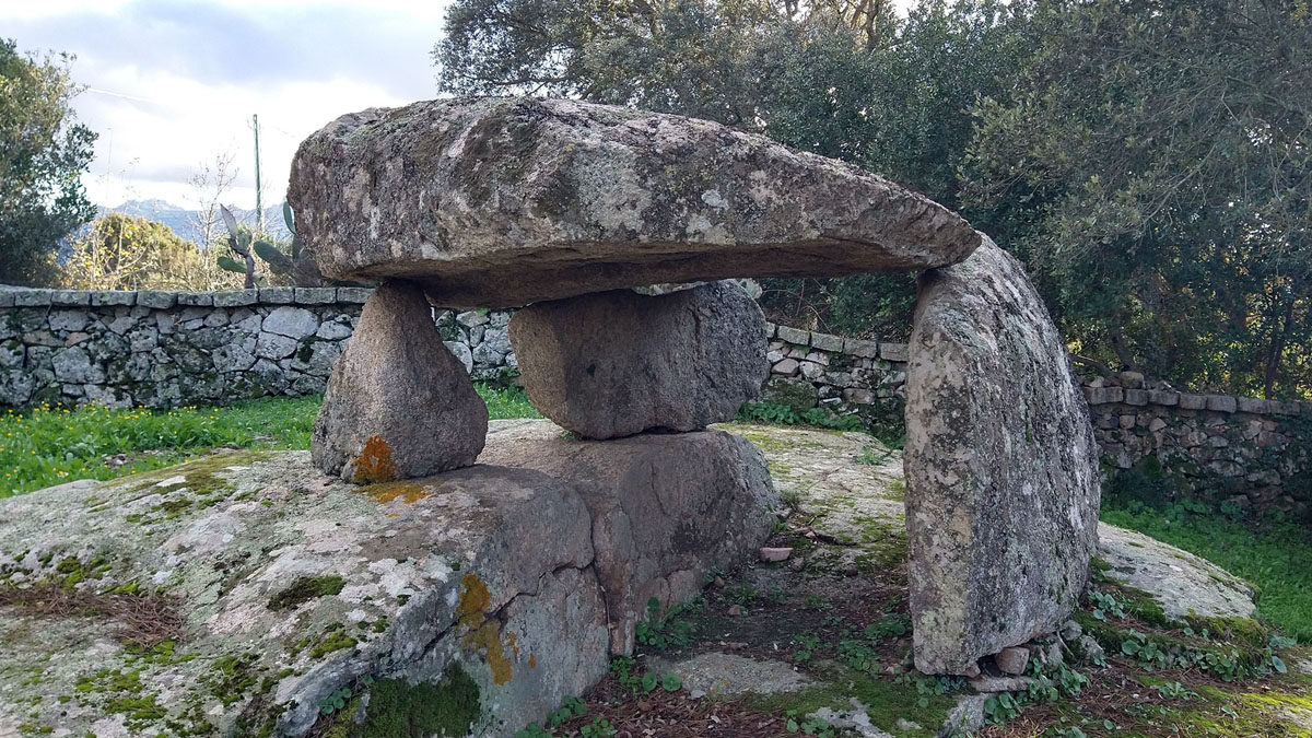 Dolmen Billella a Luras. ? Andrea Mura | Nuragando Sardegna