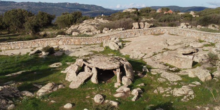 Dolmen Ladas a Luras. ? Andrea Mura | Nuragando Sardegna