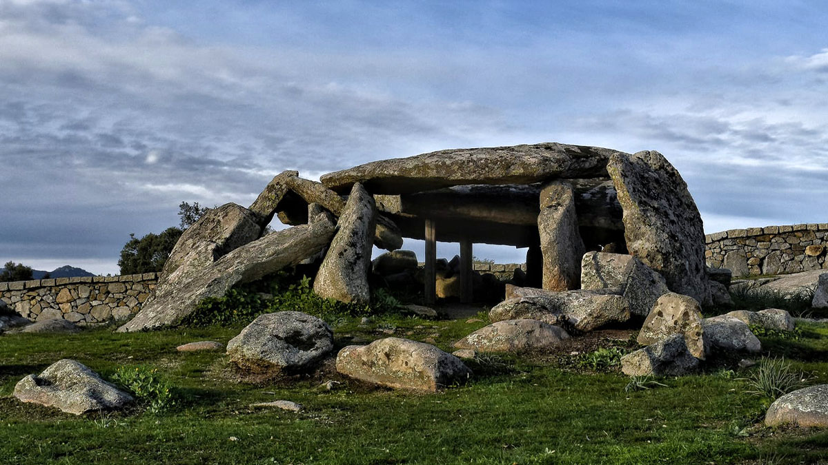 Dolmen Ladas a Luras. ? Francesca Cossu