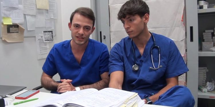 Due giovani medici che coprono il turno di Guardia Medica ad Oristano