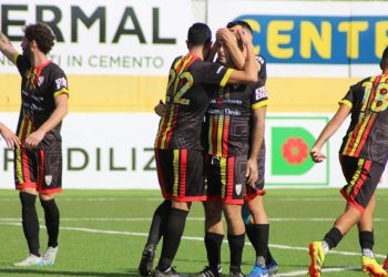 Michele Cherchi festeggiato dai compagni dopo il gol