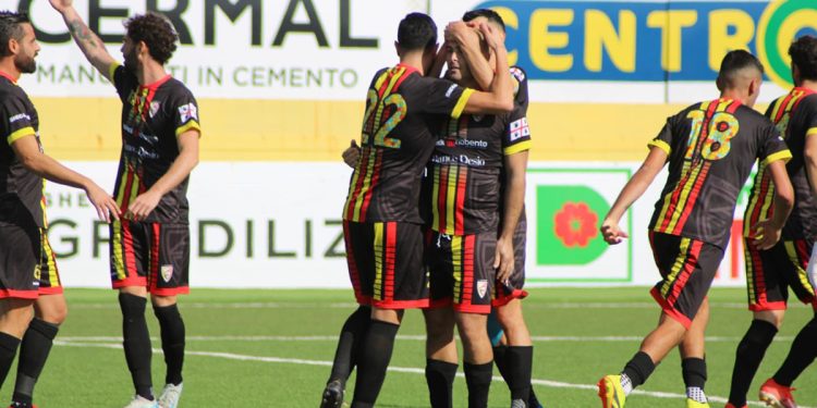 Michele Cherchi festeggiato dai compagni dopo il gol