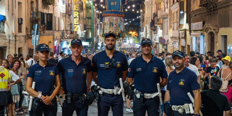 Gli agenti della polizia locale nel centro storico di Sassari