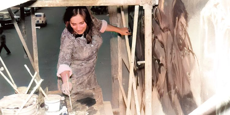 Liliana Cano mentre dipinge il Murale dei combattenti a Ozieri (1971). ? Courtesy Archivio Liliana Cano - Sassari