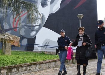 Nuoro, due poliziotti aiutano un'anziana