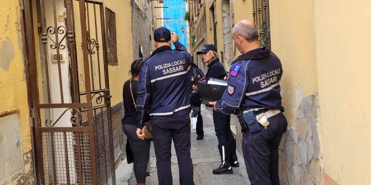 Gli agenti della polizia locale nel centro storico di Sassari