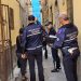 Gli agenti della polizia locale nel centro storico di Sassari