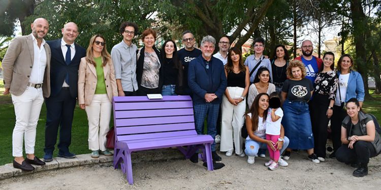 Sassari, la panchina viola dedicata alla consapevolezza dell'epilessia