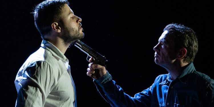 Daniel Dwerryhouse e Federico Giaime Nonnis in “Wet Floor” de L'Effimero Meraviglioso