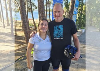 Woody Harrelson con Silvana dell'Infopoint Baunei Santa Maria Navarrese